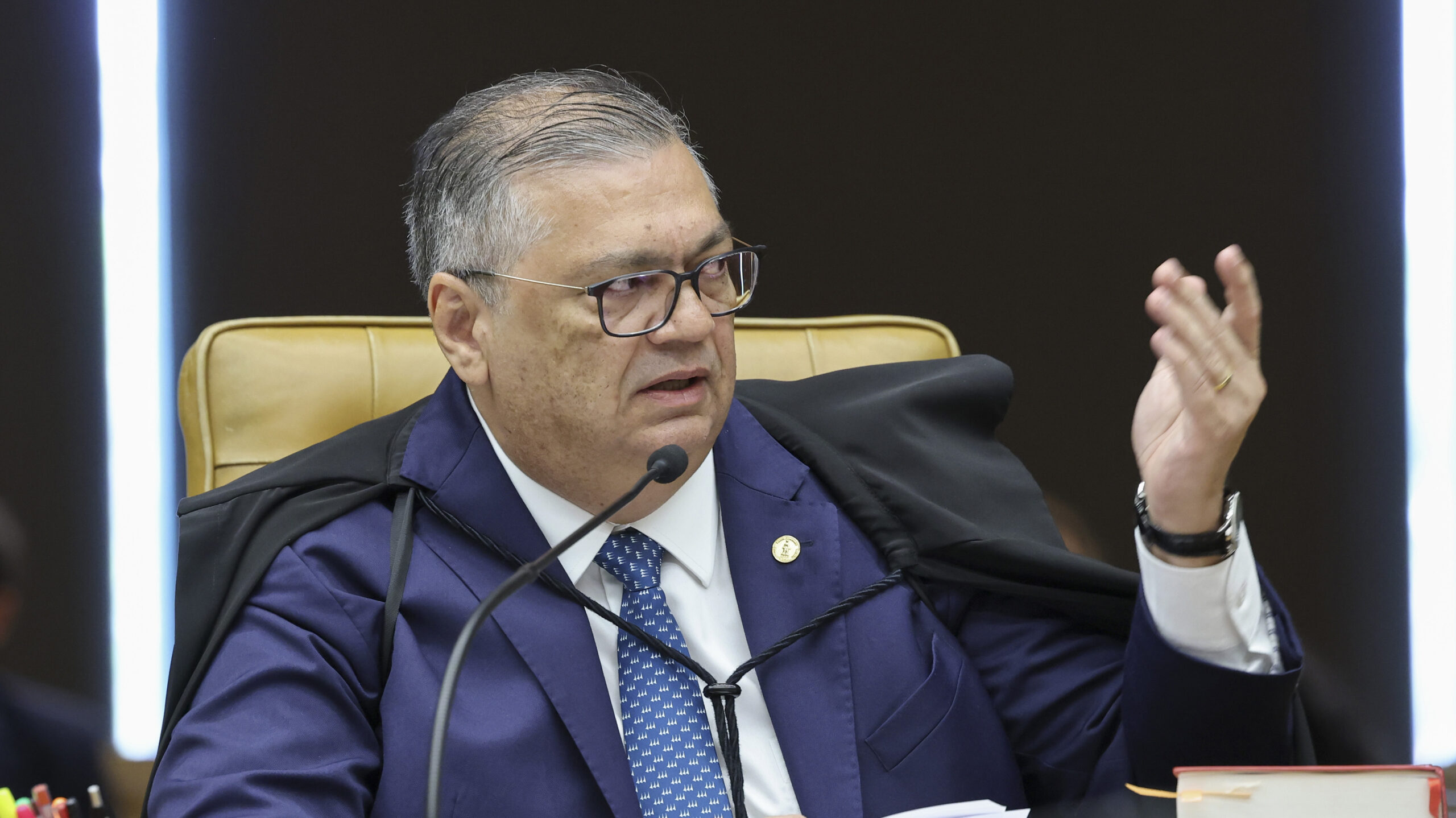 Decisão de Flávio Dino reacende tensão no STF e impacta campanha de Flávio Bolsonaro