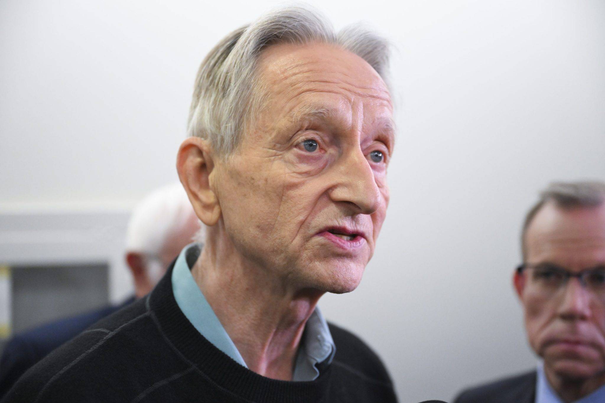 Geoffrey Hinton alerta riscos da IA para humanidade e regulação nos EUA
