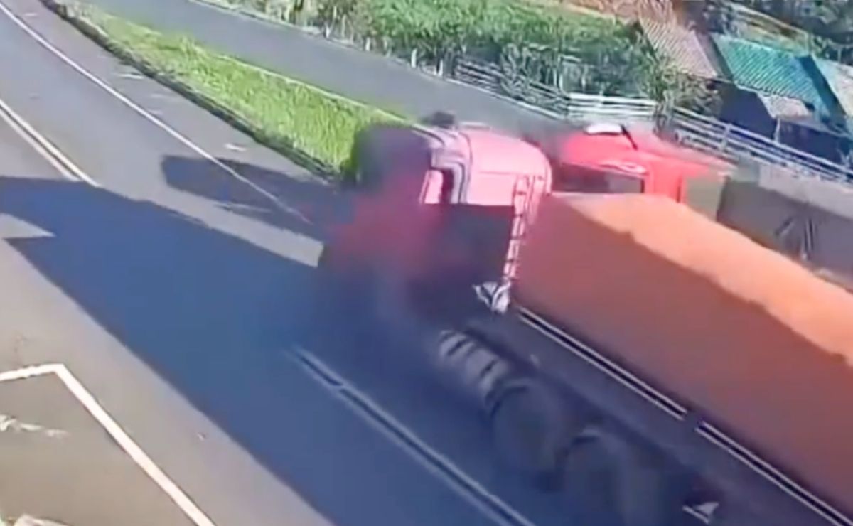 Colisão entre carretas em Pérola D’Oeste espalha milho na pista e expõe riscos no trânsito