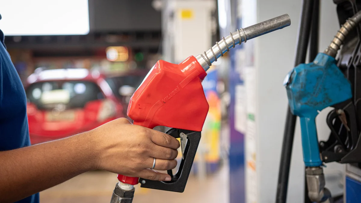 Petrobras reajusta diesel em R$ 1, mas subsídio mantém preço ao consumidor