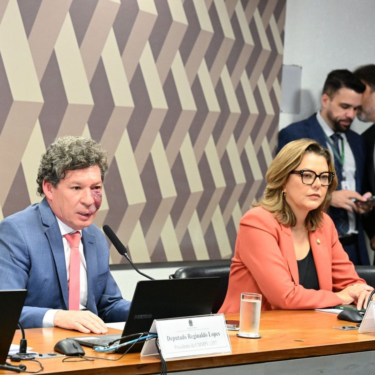 Congresso adia decisão sobre fim da taxa das blusinhas e busca compensação para indústria