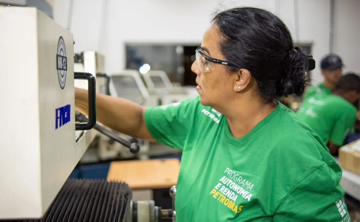 Senai, Petrobras e IFs bancam R$ 858 mensais para jovens em cursos técnicos gratuitos