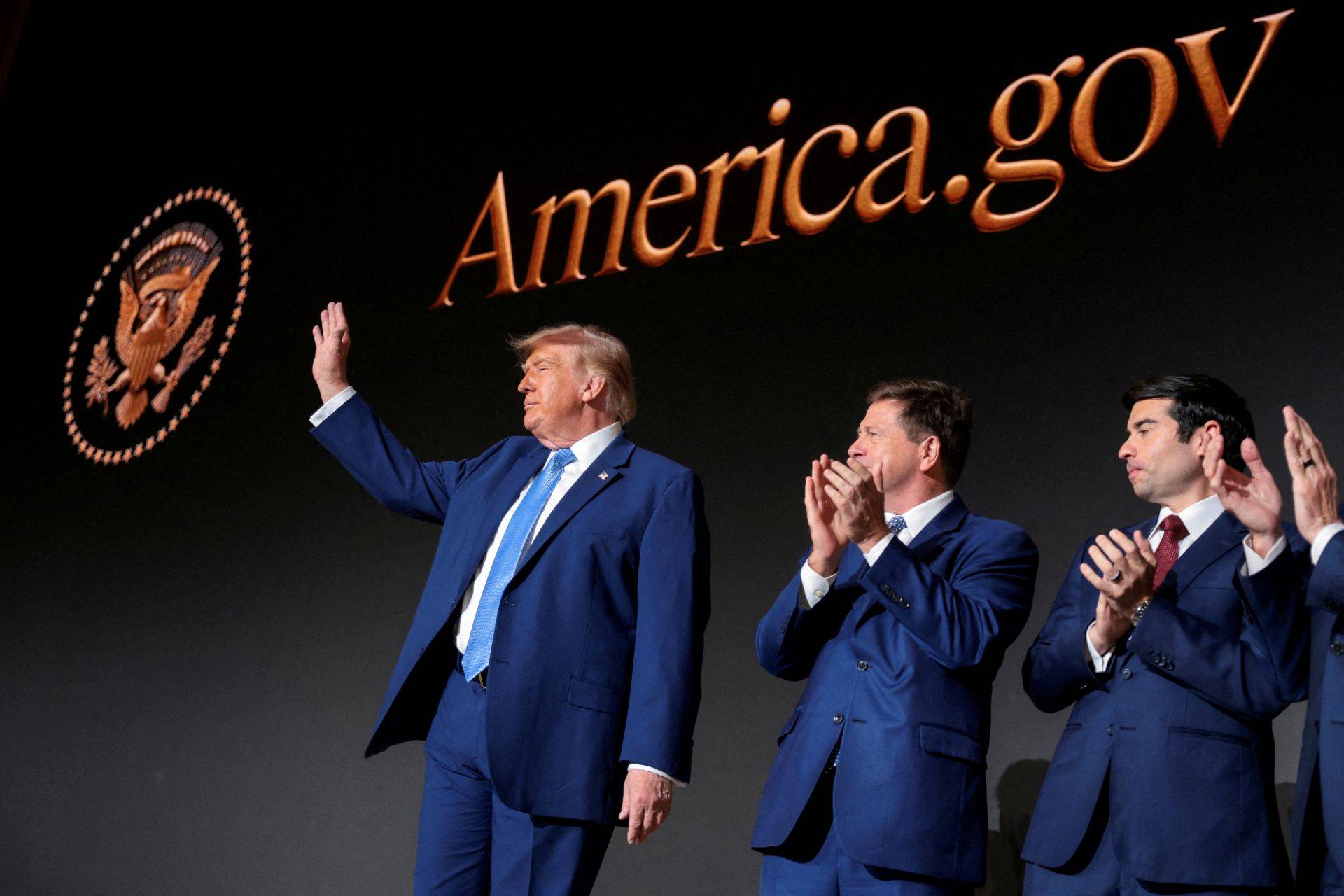 Chatbot do governo de Trump contradiz declarações do ex-presidente