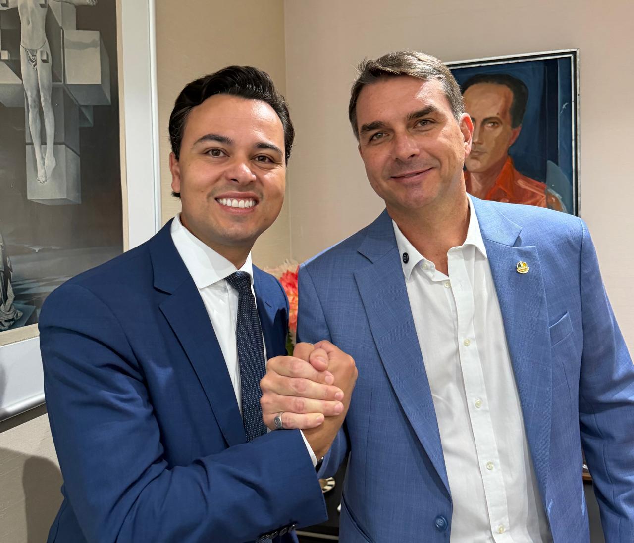 Flávio Bolsonaro visita Filipe Martins na cadeia e mostra força política em Ponta Grossa