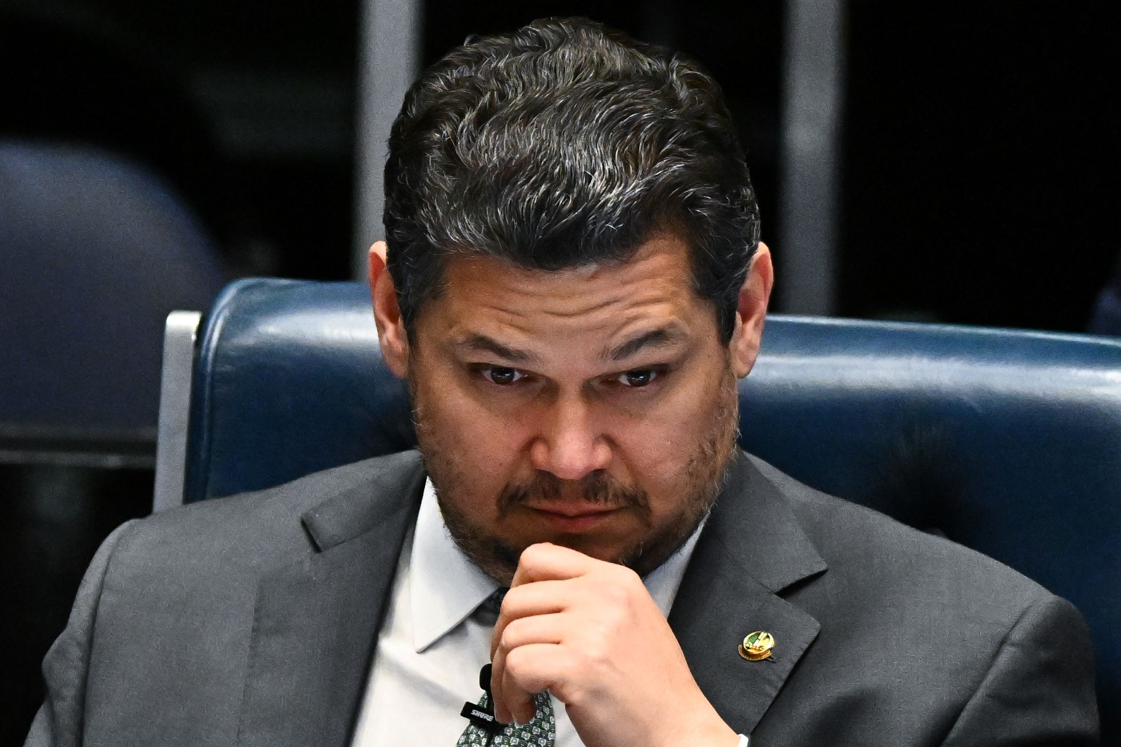 Mensagens revelam relação entre Alcolumbre e Vorcaro; senador rejeita acusações