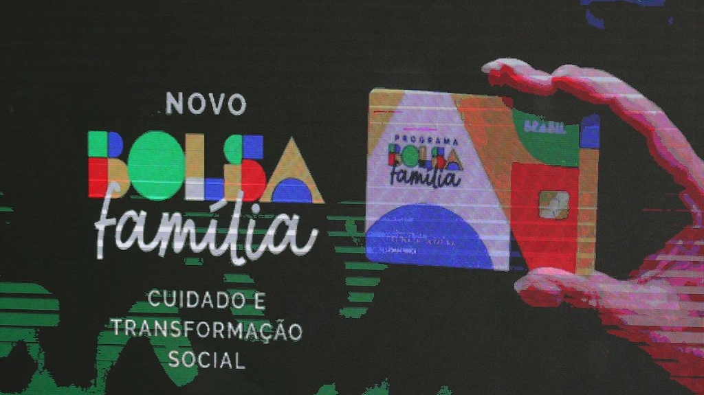 Governo Lula anuncia reajuste de 15% no Bolsa Família a 17 dias da eleição