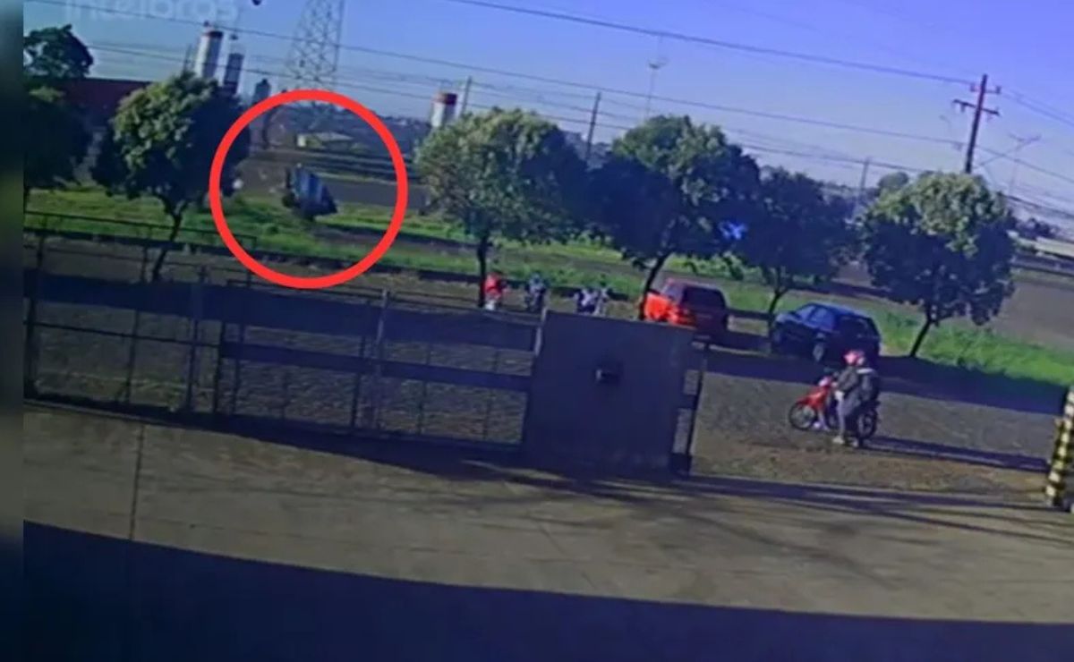 Idoso capota Fiat Strada várias vezes na BR-369 após suposto fechamento de carreta