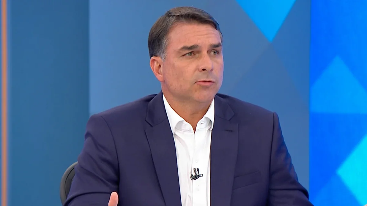 Flávio Bolsonaro rebate Lula e nega ligação com milícias