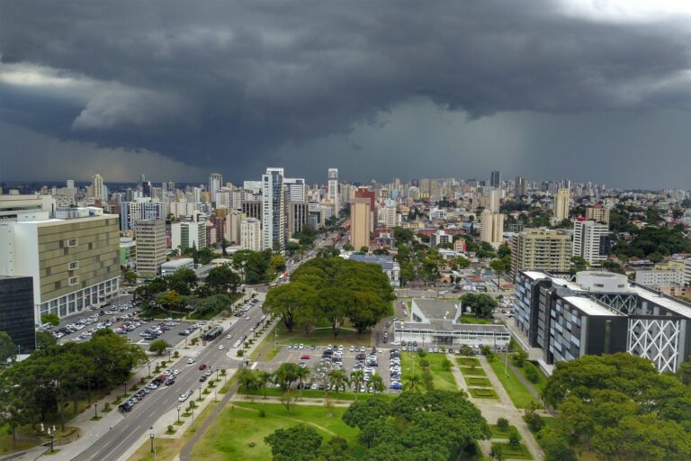 Ciclone e frente fria pressionam Paraná com risco alto de tempestades severas