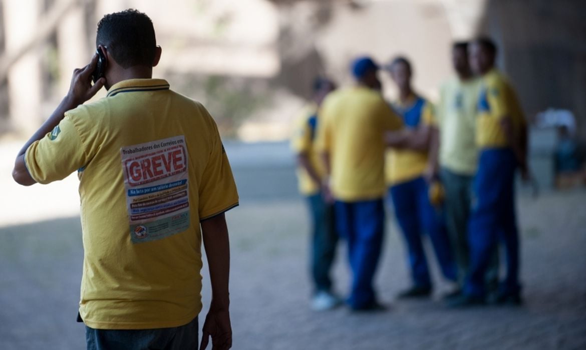 Trabalhadores dos Correios iniciam greve por tempo indeterminado no Paraná