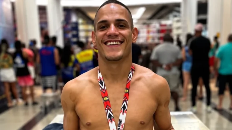 Lutador de Muay Thai é morto a tiros em bar no Rio de Janeiro