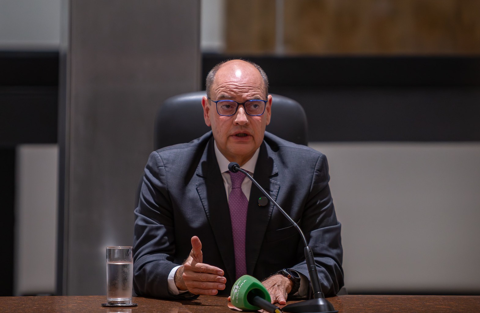 Governador interino do Rio anuncia superávit e R$ 5 bilhões em caixa