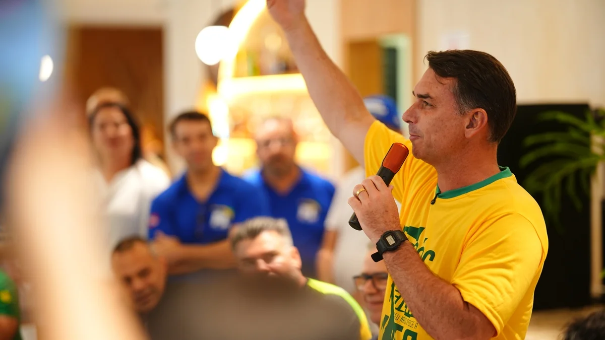 Flávio Bolsonaro critica Lula e Moraes em ato no Recife