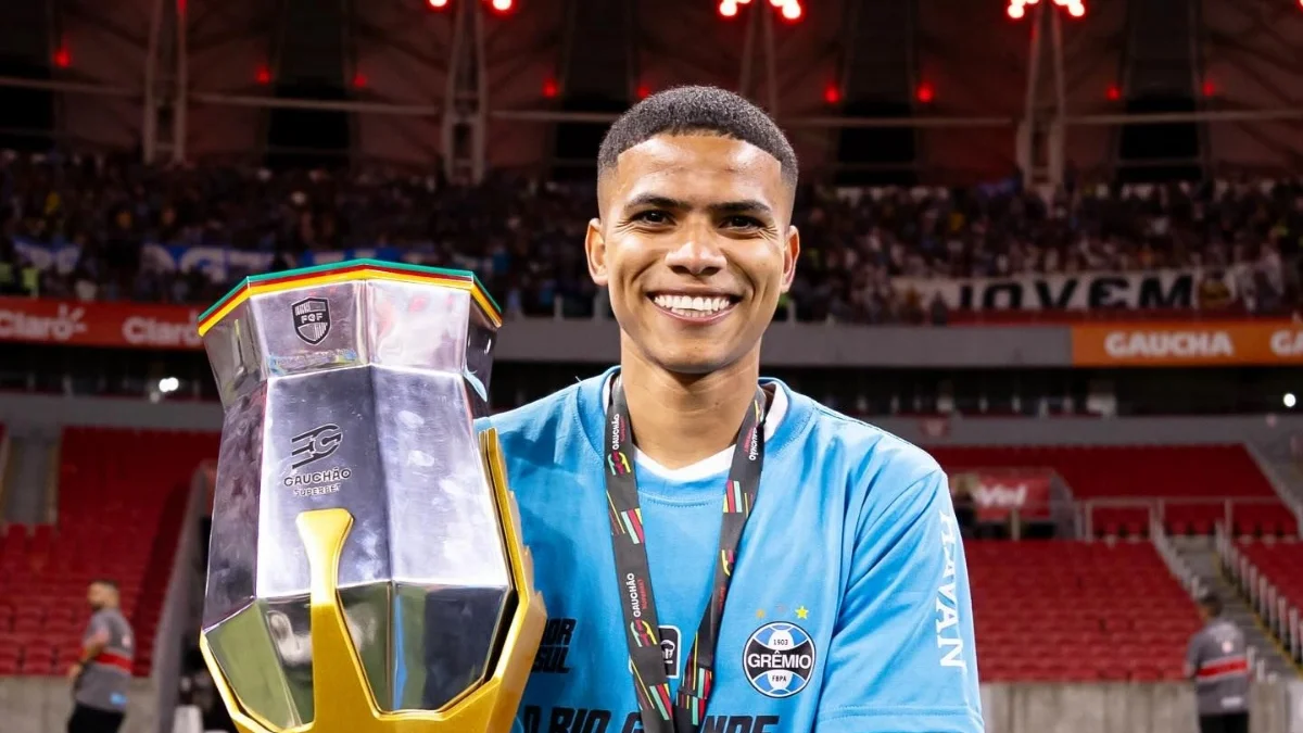 Atacante do Grêmio cai em golpe e transfere R$ 22 mil a falso Luís Castro