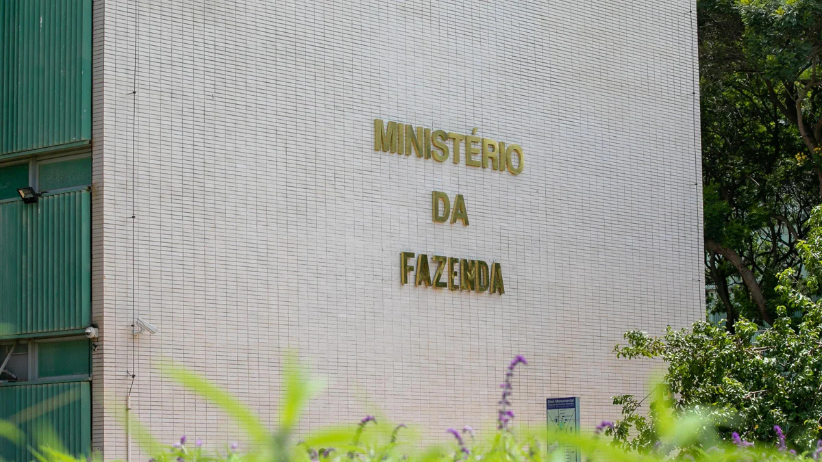 Fazenda admite freio no PIB, culpa juros altos e endividamento