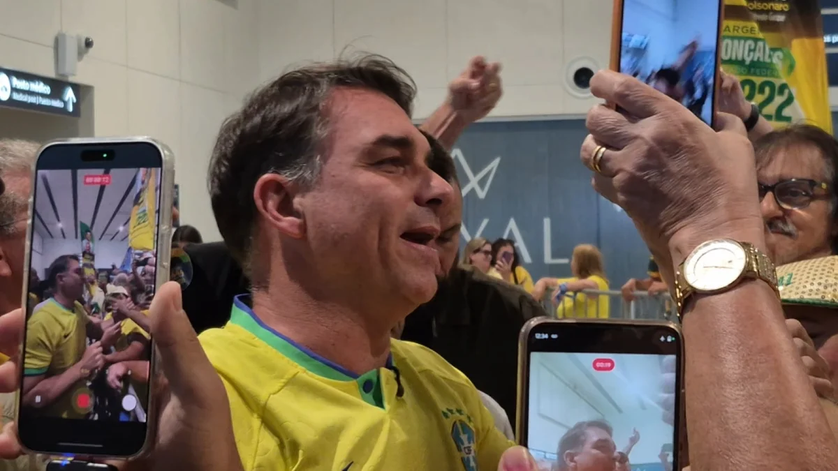 Flávio Bolsonaro recorre ao TSE contra acusações sobre reajuste do Bolsa Família