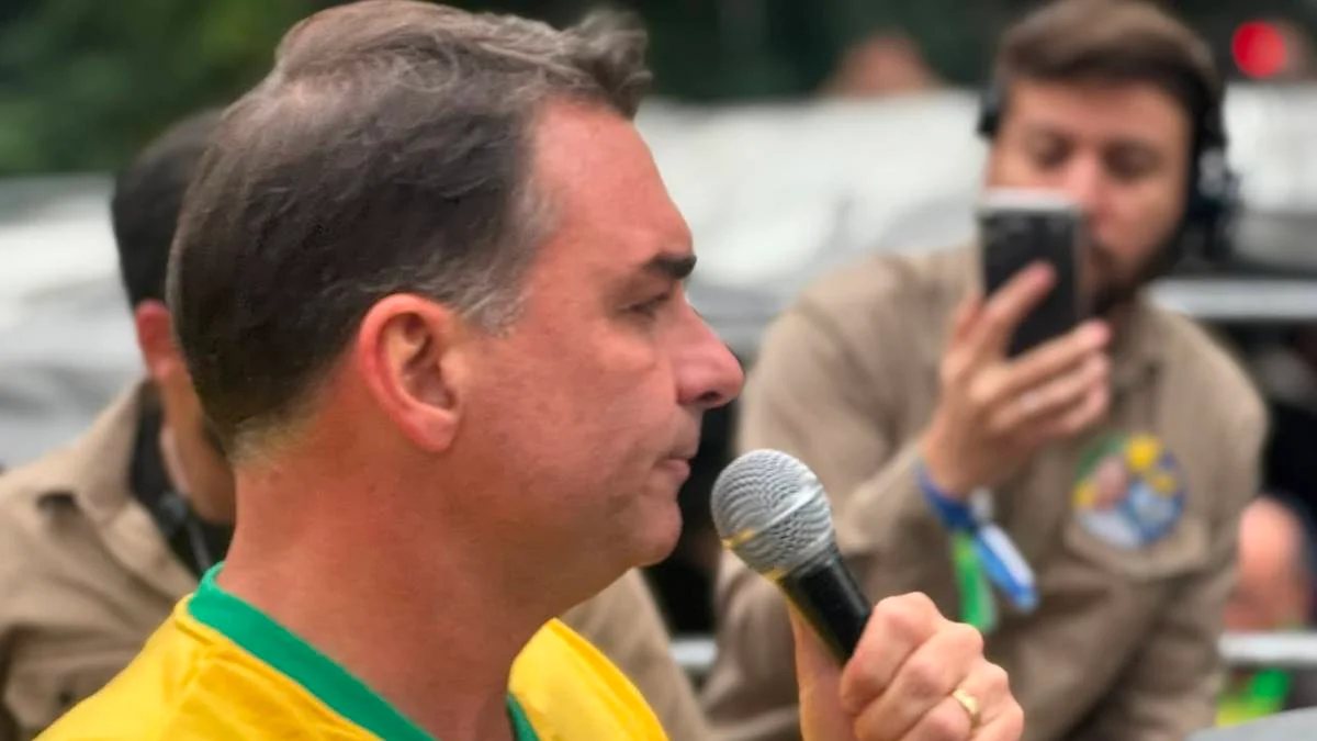 Flávio Bolsonaro defende Santa Catarina e atribui crise no STF ao governo Lula