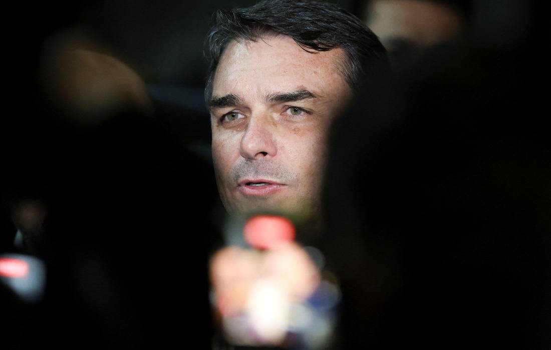 Flávio Bolsonaro acusa STF de transformar PF em ‘várzea’ e pressiona Fachin