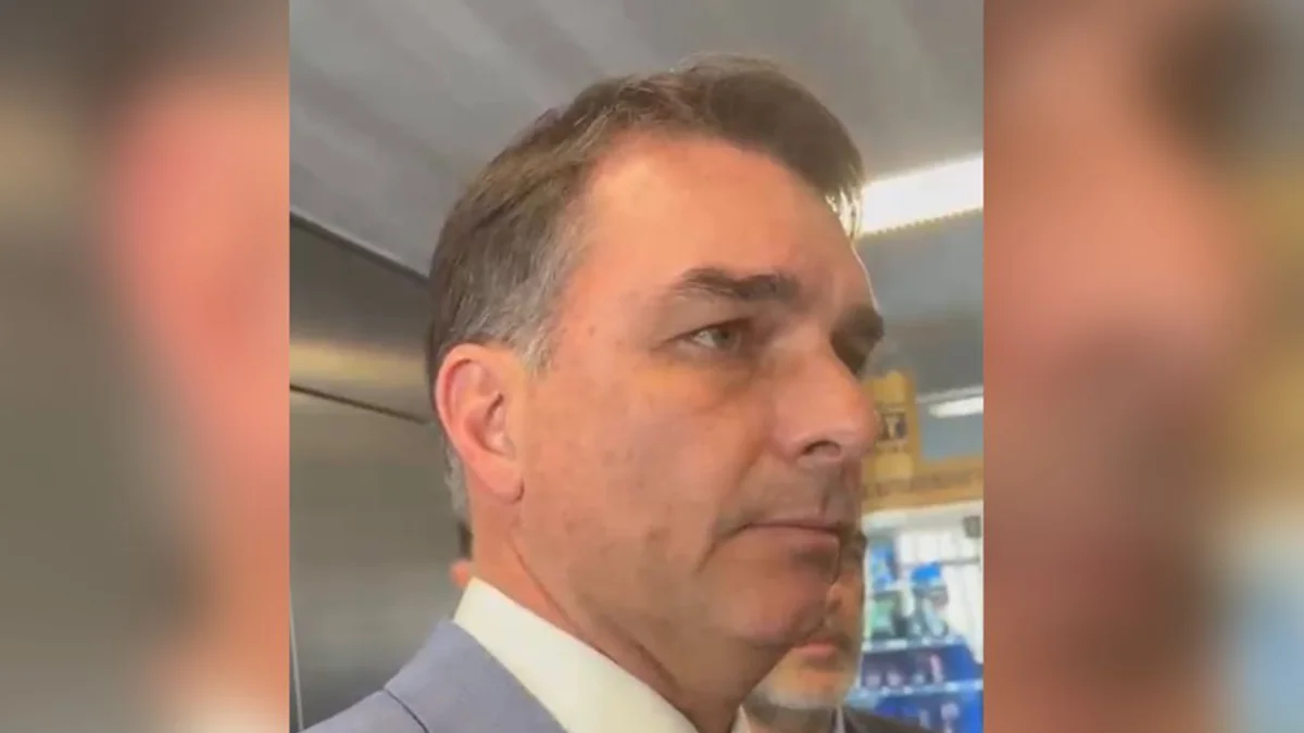 Flávio Bolsonaro exige renúncia de Moraes após vazamento de mensagens comprometedoras