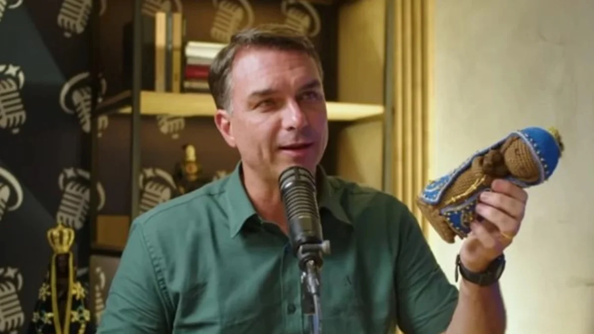 Flávio Bolsonaro reitera respeito a todas as religiões após polêmica de Nossa Senhora