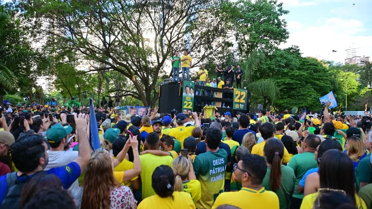 Carreata de Flávio Bolsonaro em Goiânia é atingida por ovos