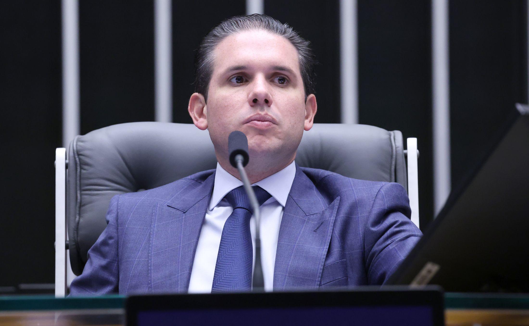 Mensagens indicam negociação entre Hugo Motta e Daniel Vorcaro; deputado nega irregularidades