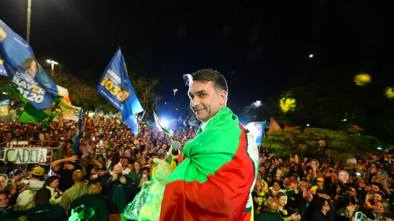 Flávio Bolsonaro Pressiona Lula: "Tem o Rabo Preso" por Conversas entre Moraes e Banqueiro