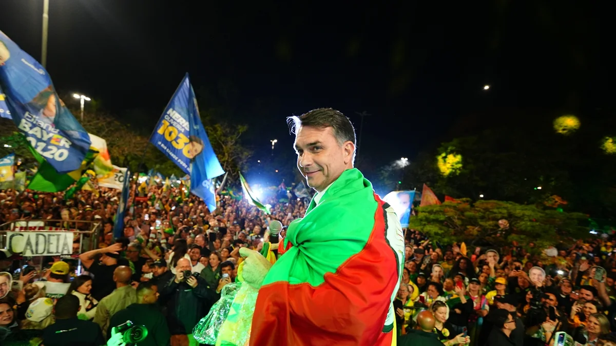 Flávio Bolsonaro Pressiona Lula: “Tem o Rabo Preso” por Conversas entre Moraes e Banqueiro