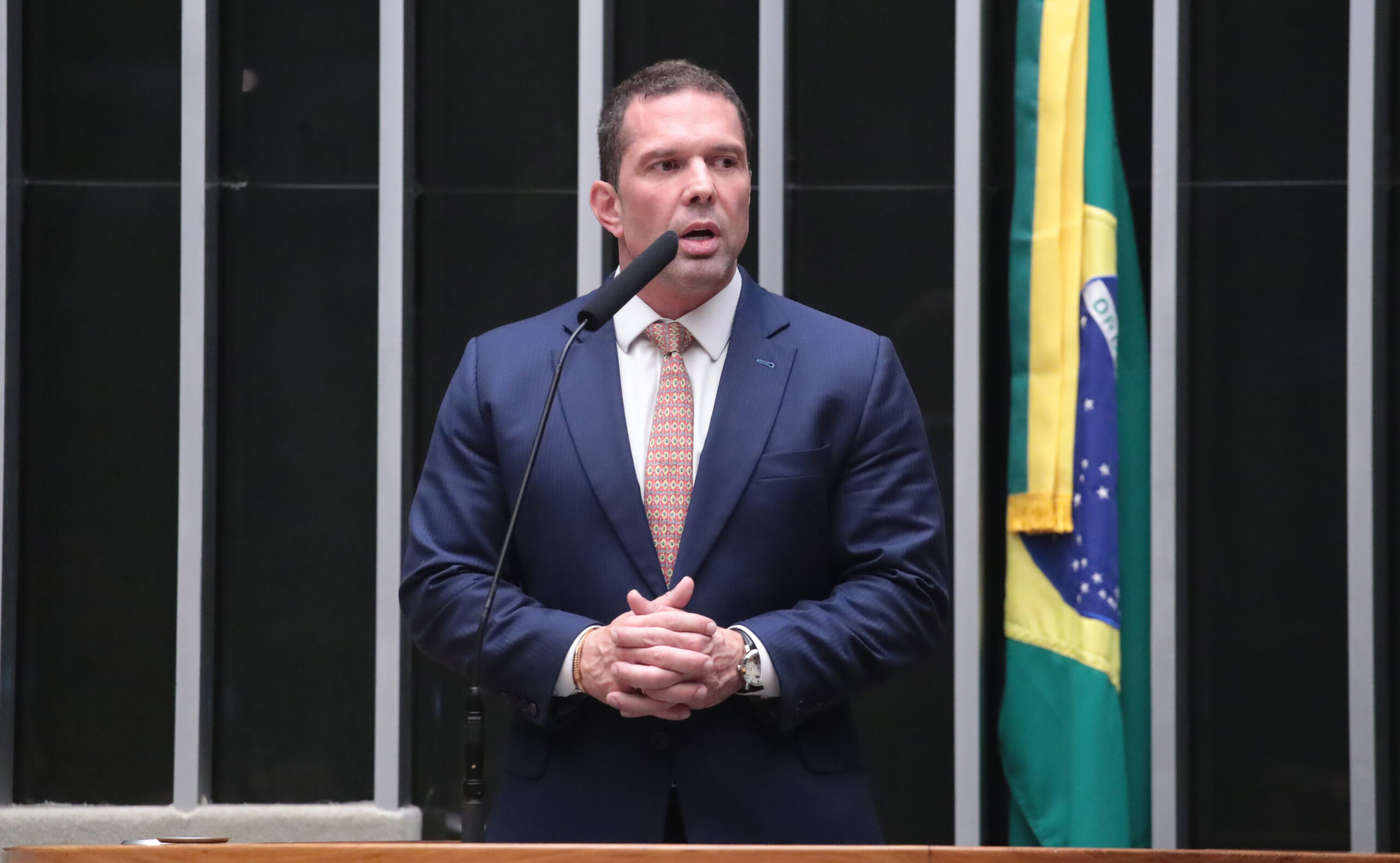 Advogado de Zambelli renuncia após cobrança por apoio político