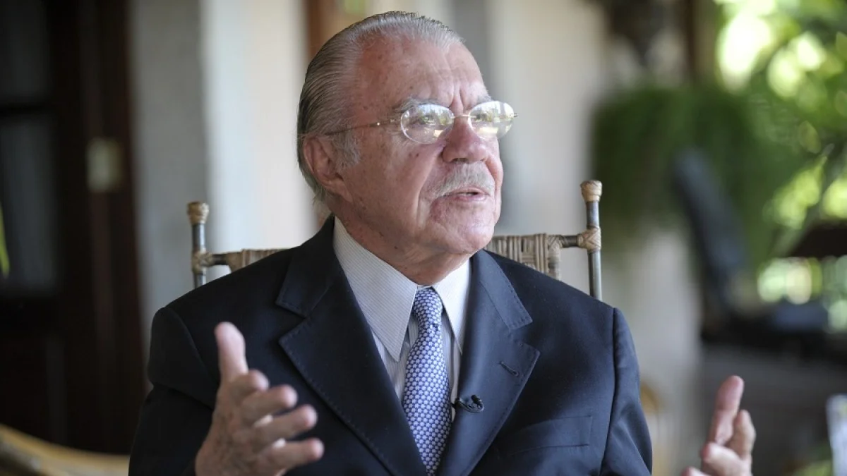 José Sarney segue internado em São Paulo com pneumonia estável
