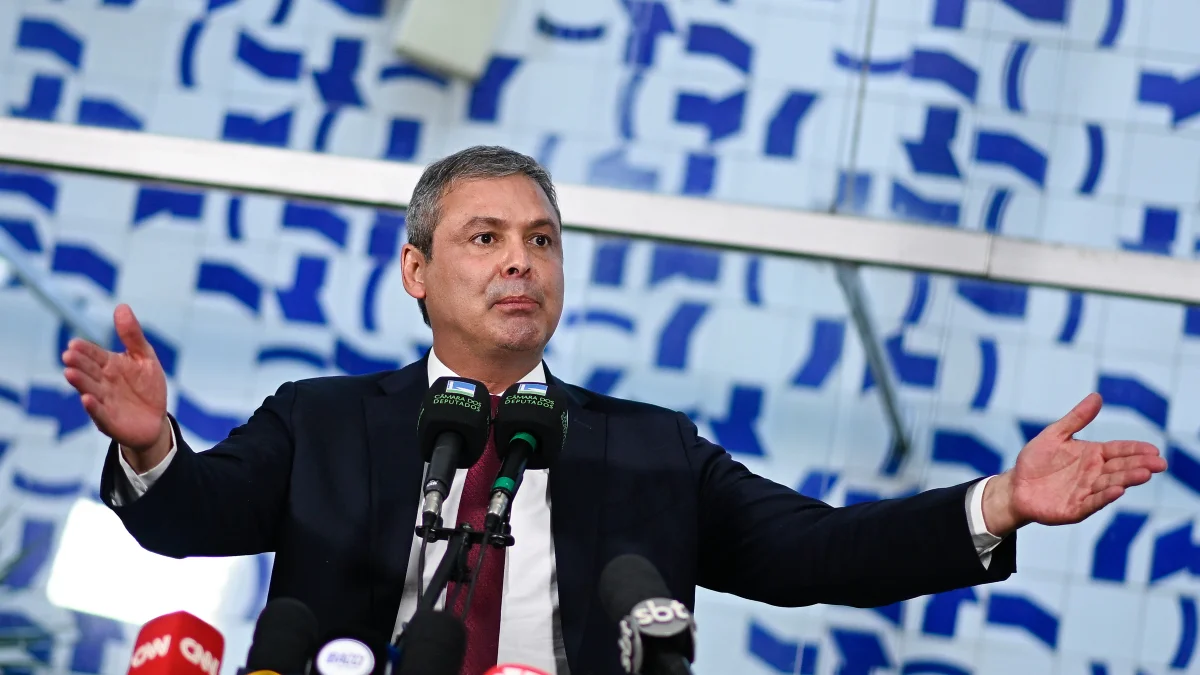 Lindbergh Farias solicita apuração no STF sobre verba estrangeira em campanha de Flávio Bolsonaro