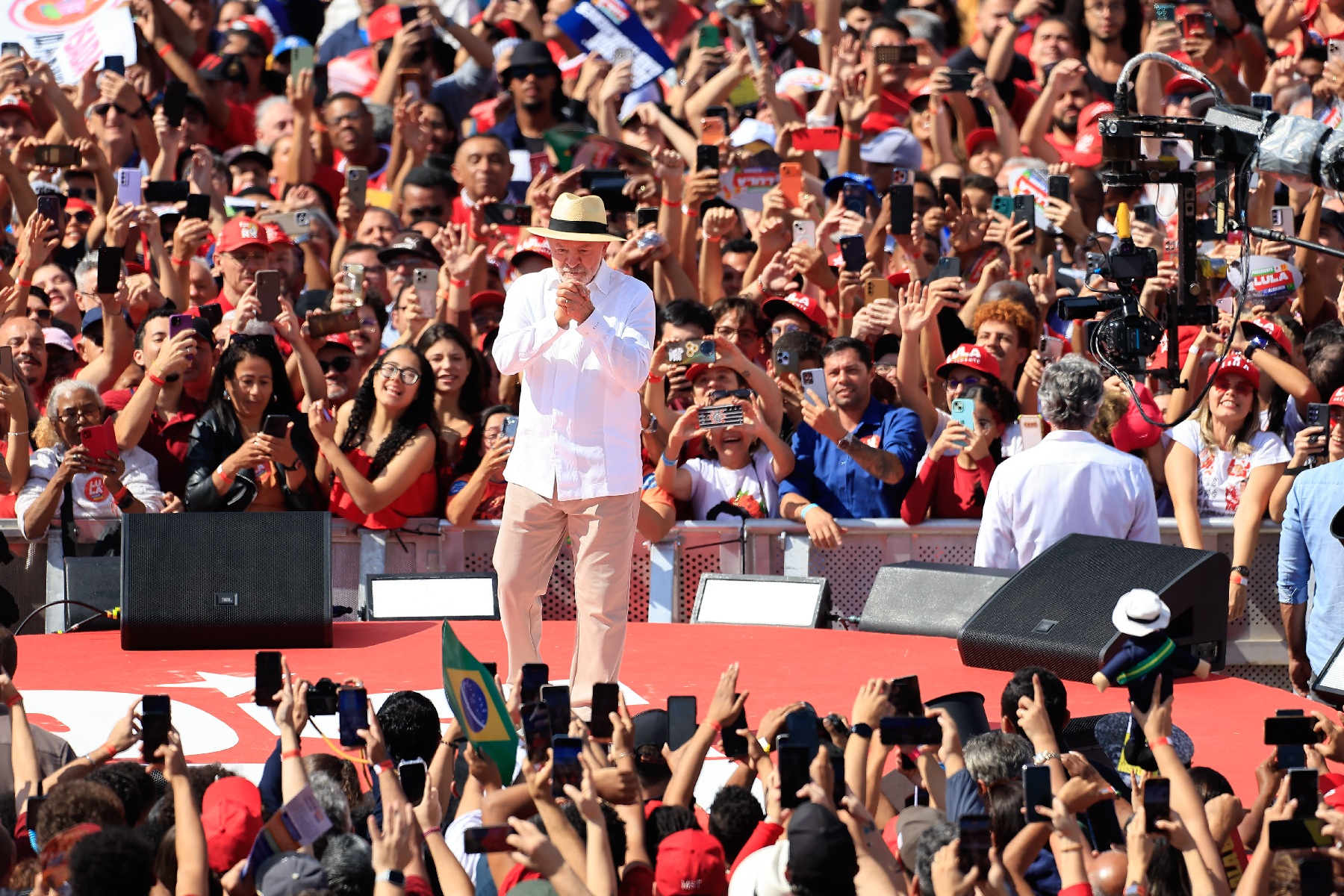 Lula afirma querer vencer eleições para manter Bolsonaro preso