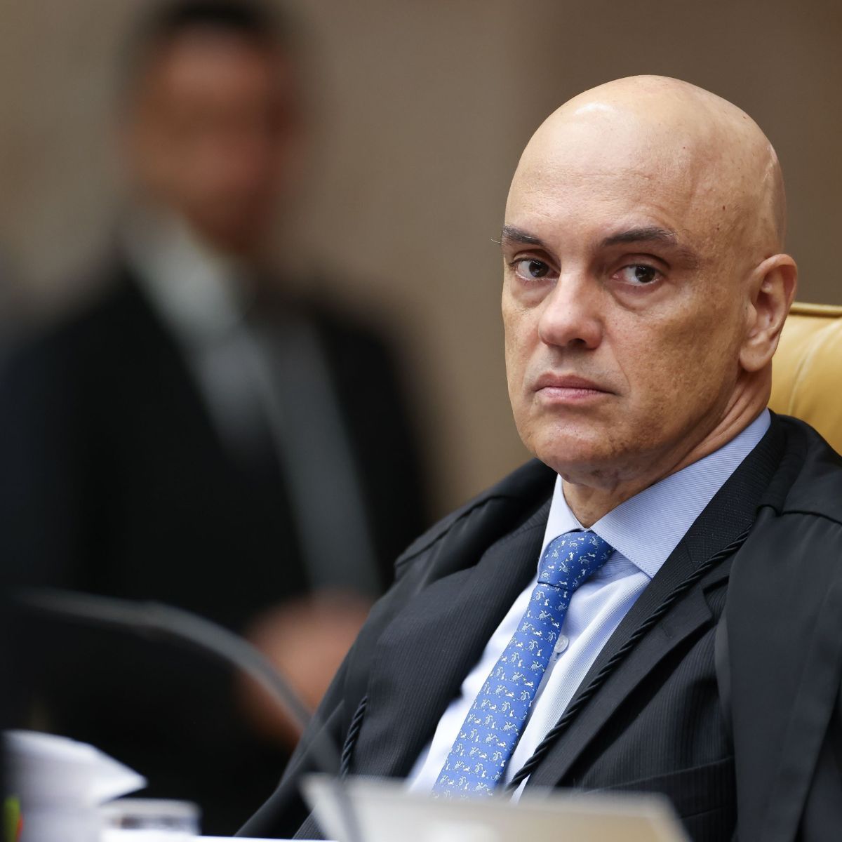 Jornais pressionam saída de Moraes do STF após revelações explosivas