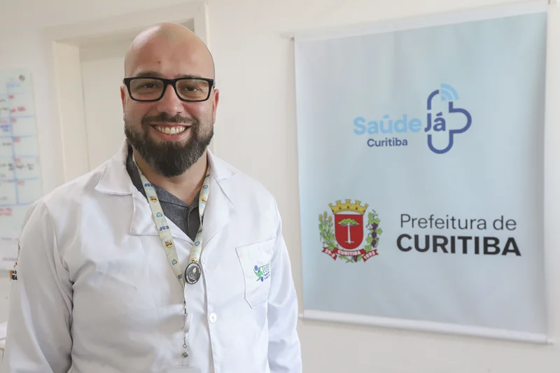 SUS em Curitiba enfrenta barreira linguística com acolhimento direto e escuta ativa