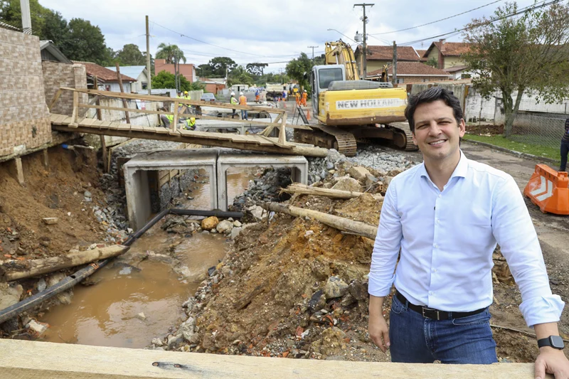 Prefeito Eduardo Pimentel vistoria obras viárias em Santa Felicidade