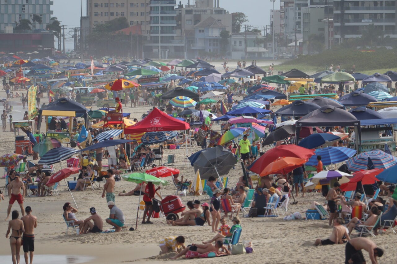 Litoral do Paraná Vê Movimento Forte no Feriadão Apesar da Chuva