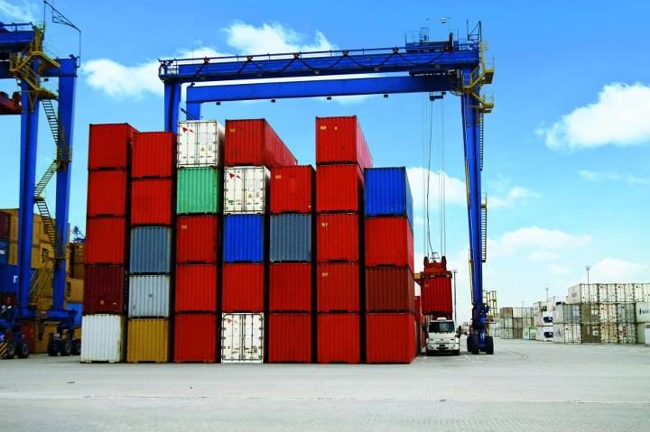 Brasil enfrenta tarifas dos EUA e mantém superávit comercial robusto