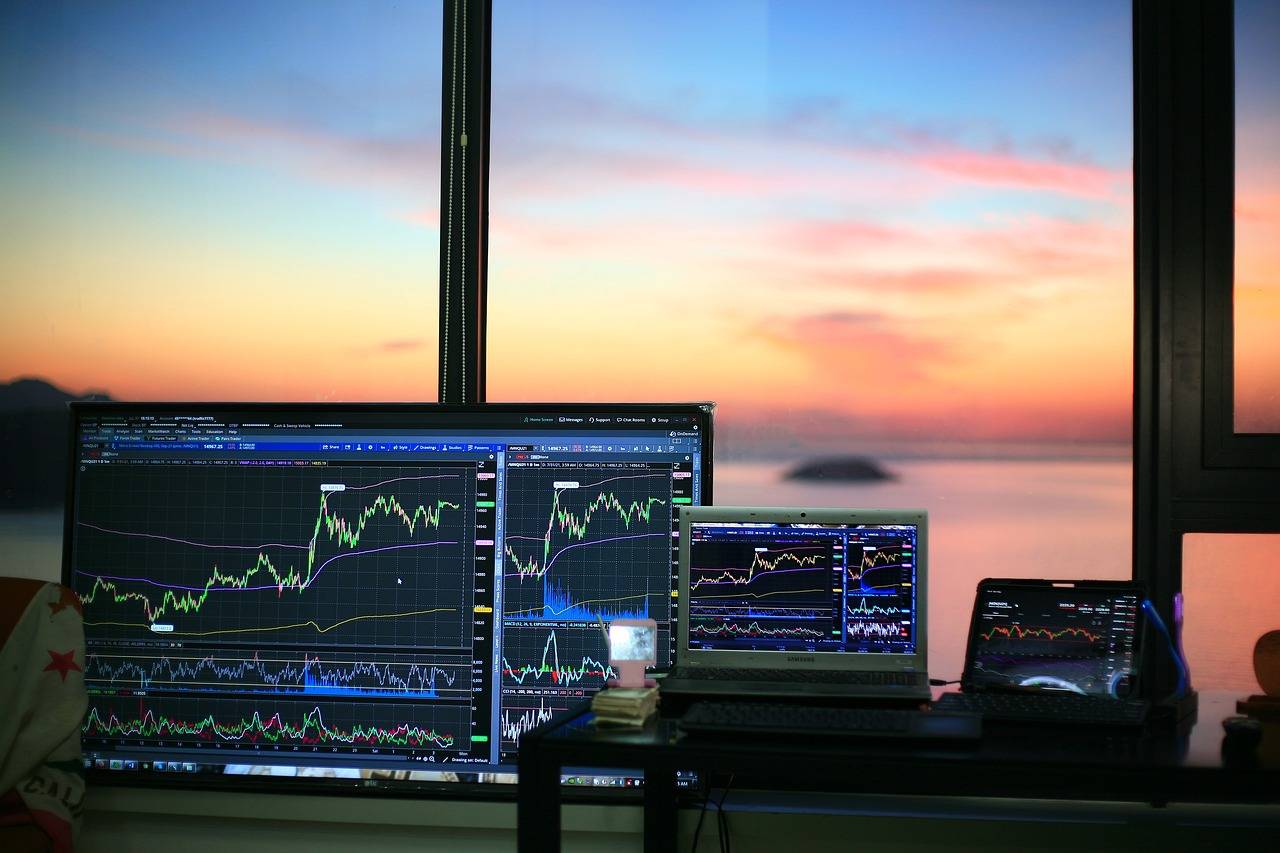 Juros futuros recuam com dólar e atenção volta a pesquisas eleitorais