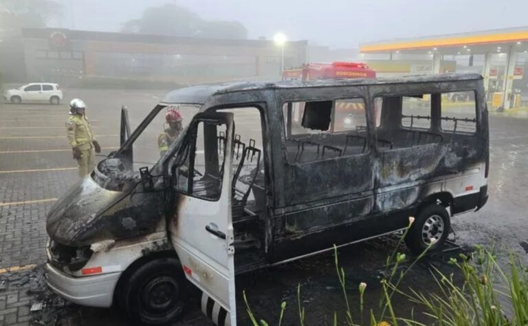 Van escolar pega fogo em Apucarana e é destruída; motorista salva 15 estudantes
