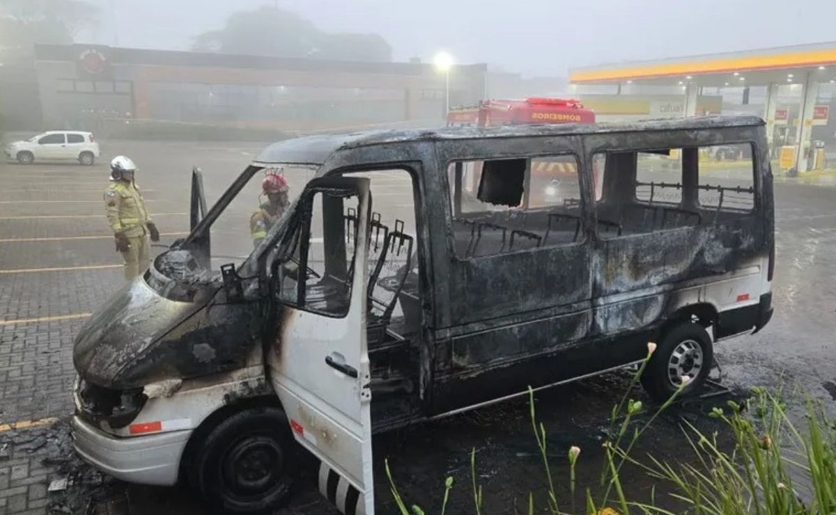 Van escolar pega fogo em Apucarana e é destruída; motorista salva 15 estudantes