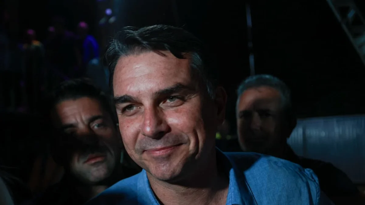 Flávio Bolsonaro solicita prisão de servidor do Planalto por disputa sobre Nossa Senhora