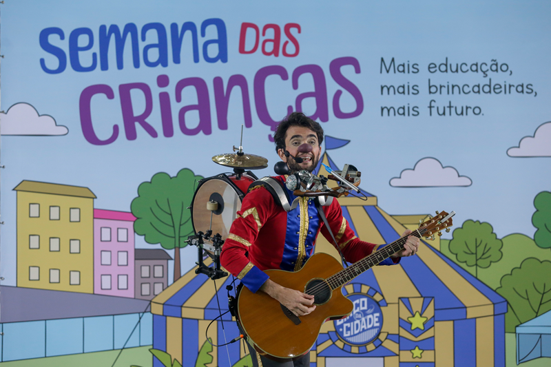 Circo da Fabulosa Família FunFarra apresenta em todas as regionais de Curitiba