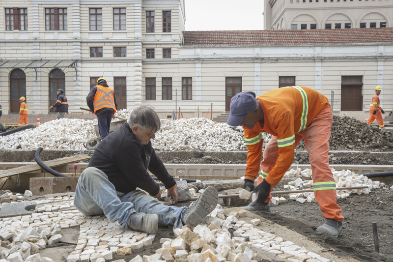 Calçadão da Praça Eufrásio Correia recebe 220 toneladas de pedras no petit-pavê