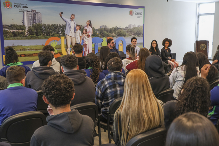 Prefeito Eduardo Pimentel discute desafios de Curitiba com estudantes