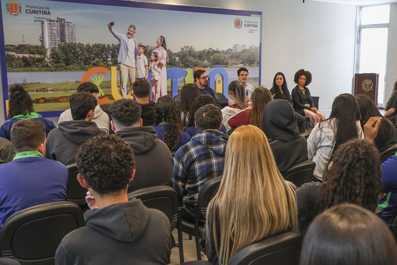 Prefeito Eduardo Pimentel discute desafios de Curitiba com estudantes