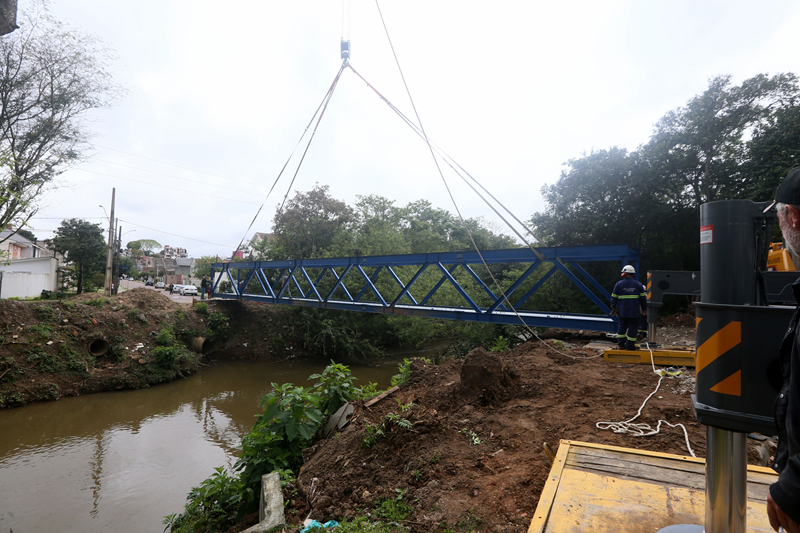 Curitiba instala nova passarela sobre o Rio Barigui no Campina do Siqueira
