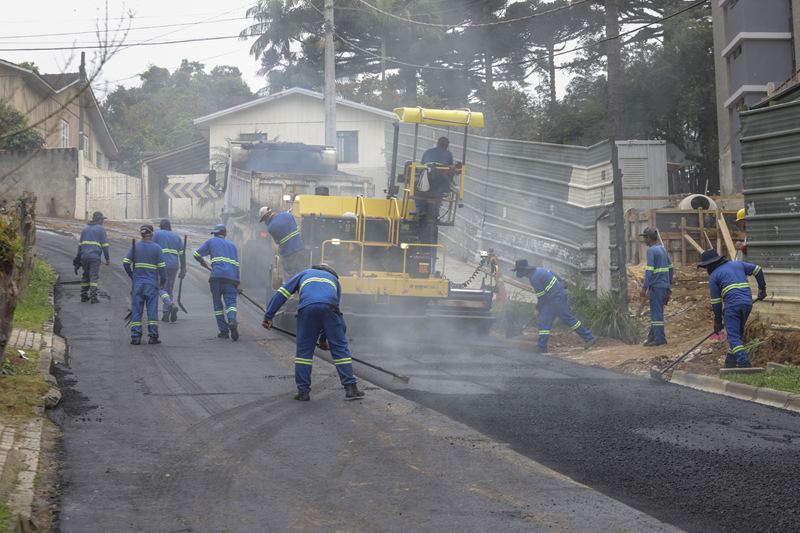 Curitiba inicia asfaltamento no Pilarzinho após 42 anos