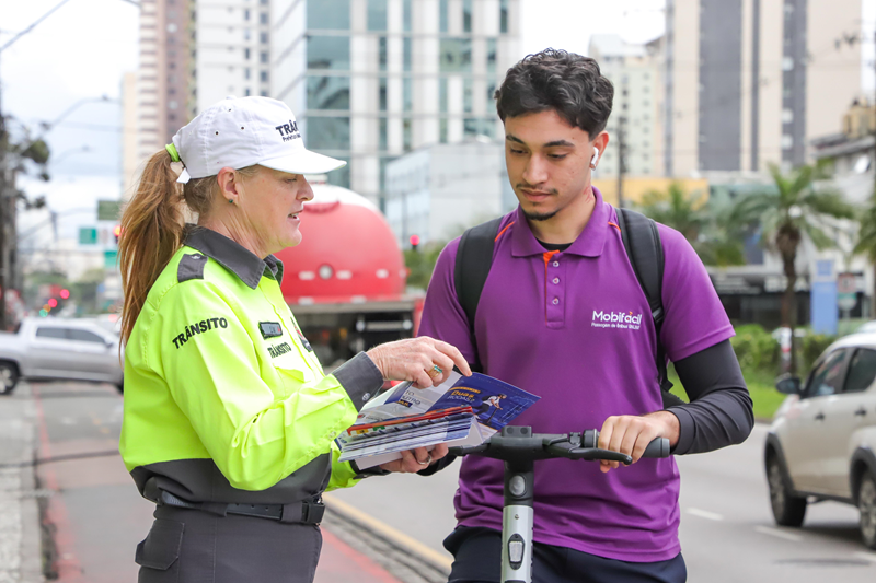 Blitz educativa orienta condutores de autopropelidos em Curitiba