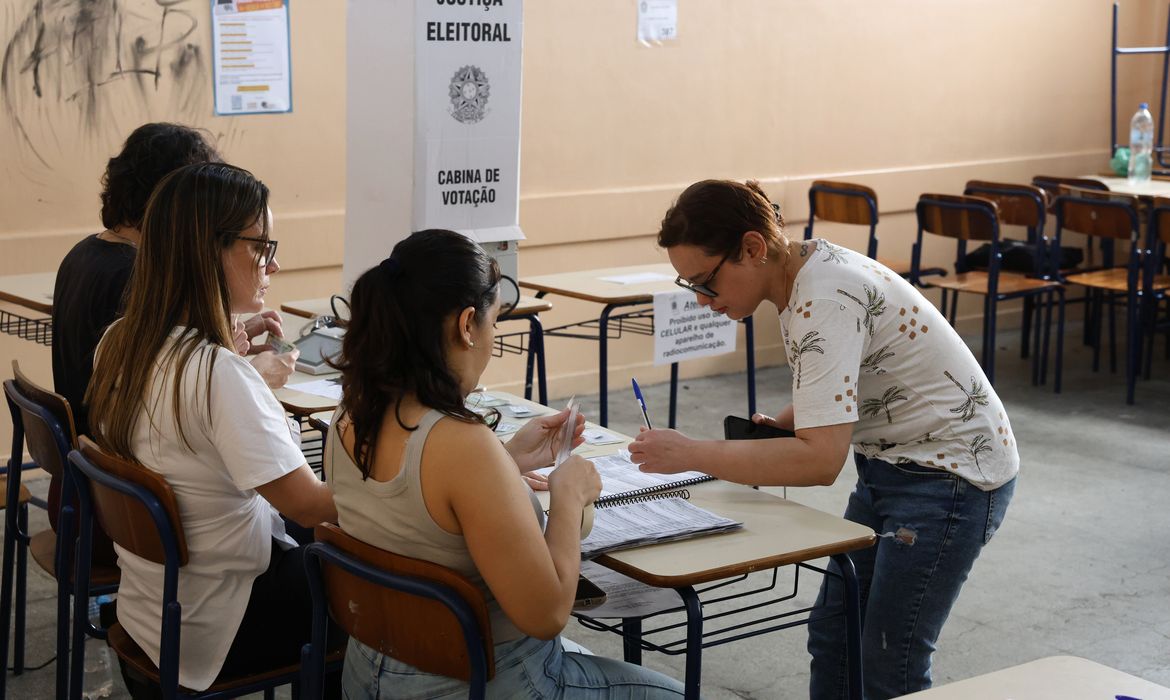 STF amplia horário da votação até 19h; colégios fecham em Curitiba sem orientação