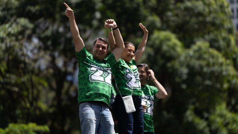 Flávio Bolsonaro reúne apoiadores na Paulista antes do debate presidencial